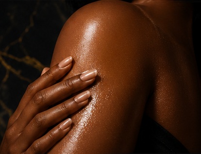 Luminous skin with an elegant body-oil glow